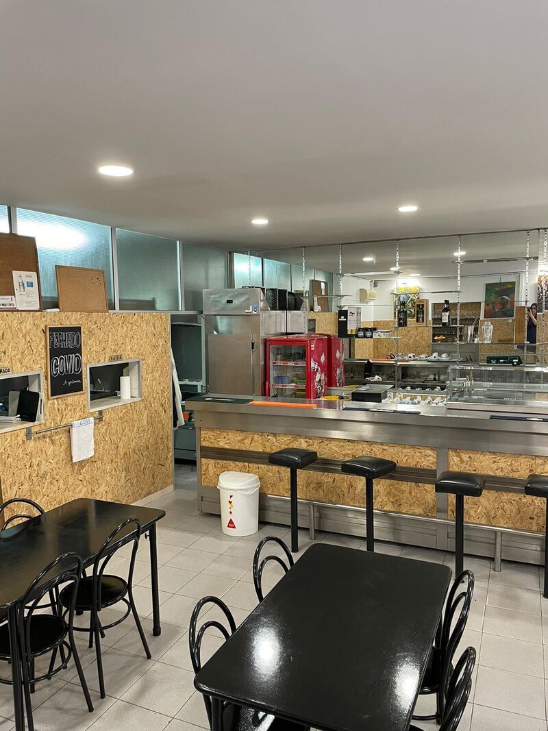 Sala com mesas e balcão do Seminário Petisqueira
